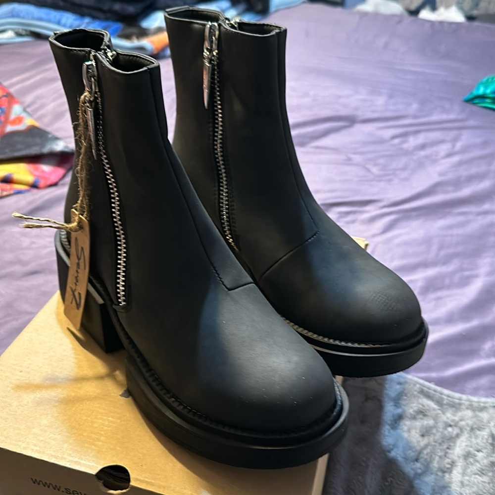 NWT Seven Boots